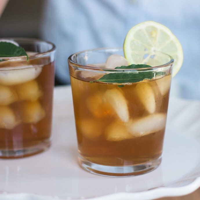 Eistee mit Zitrone im Glas